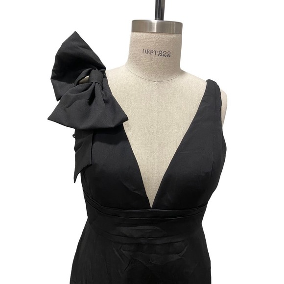 Mac Duggal 49454 Bow Shoulder Black Maxi Deep V Gown Dress 12 - Picture 3 of 5